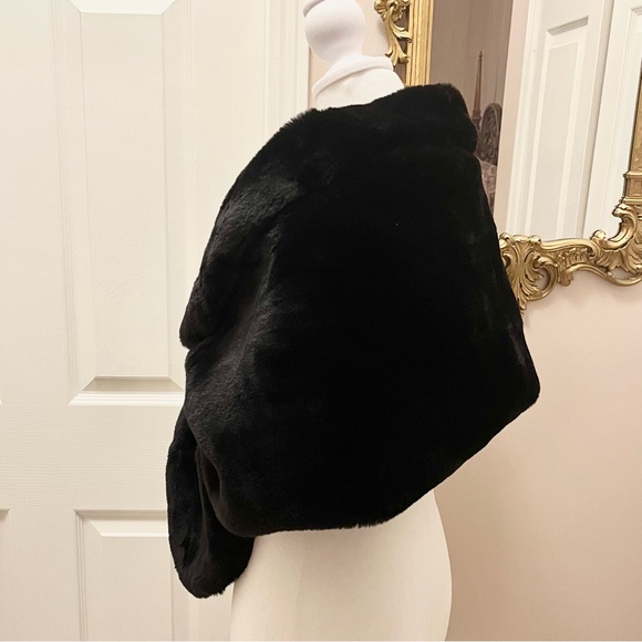 Black Faux Fur Shawl Wrap Evening Stole Clip Closure - Picture 3 of 11